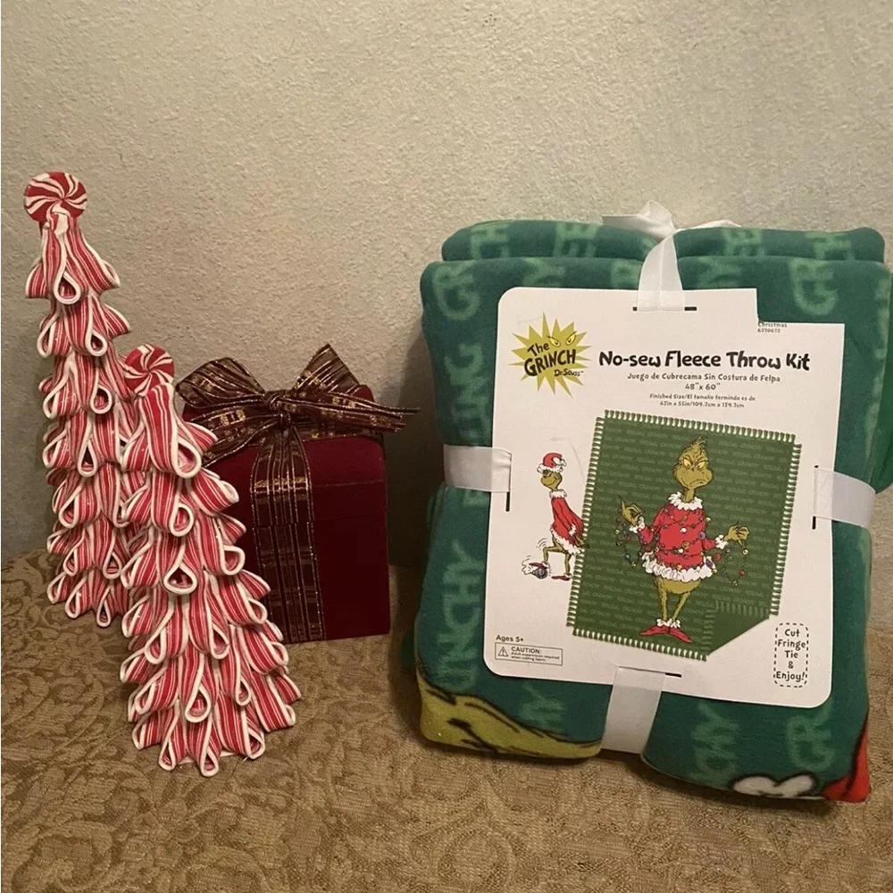 Grinch No Sew Blanket. NWT